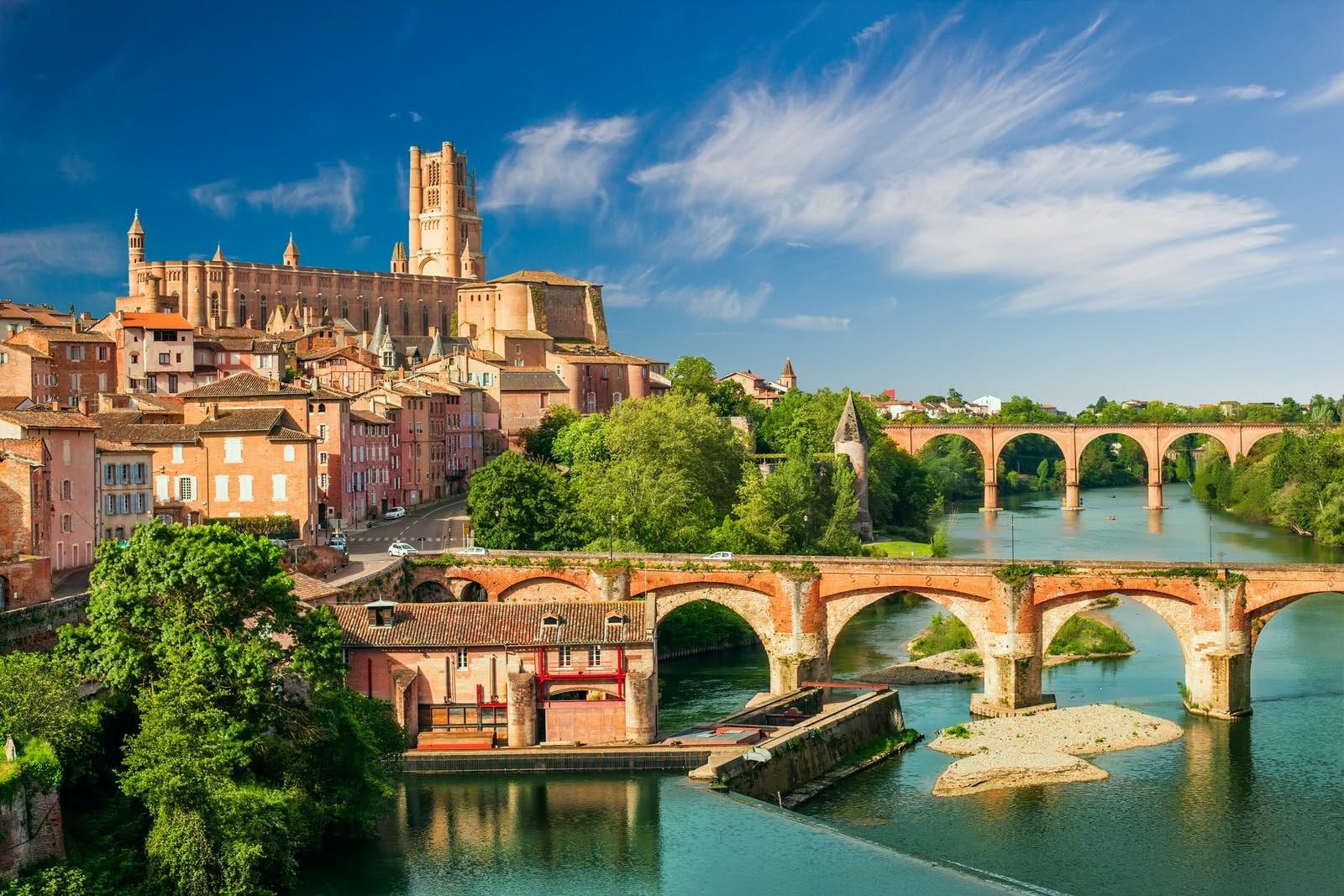 Vue d'Albi, sa cathédrale et ses ponts sur le Tarn